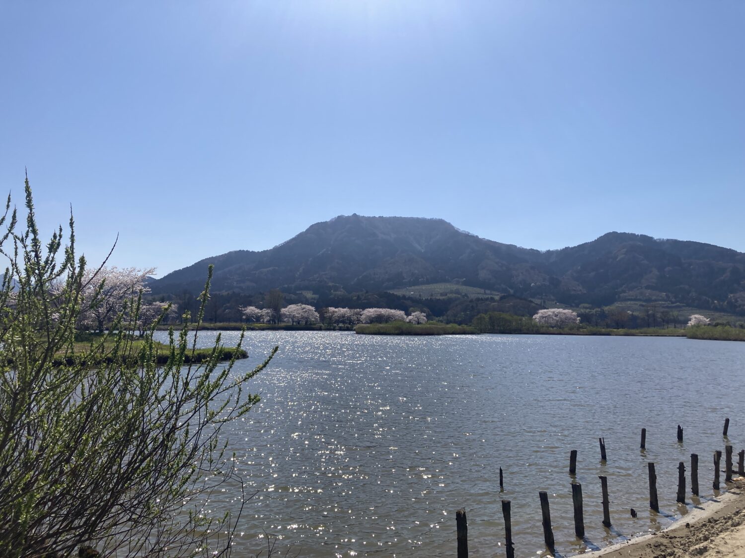 山のふもとに潟が写っています。