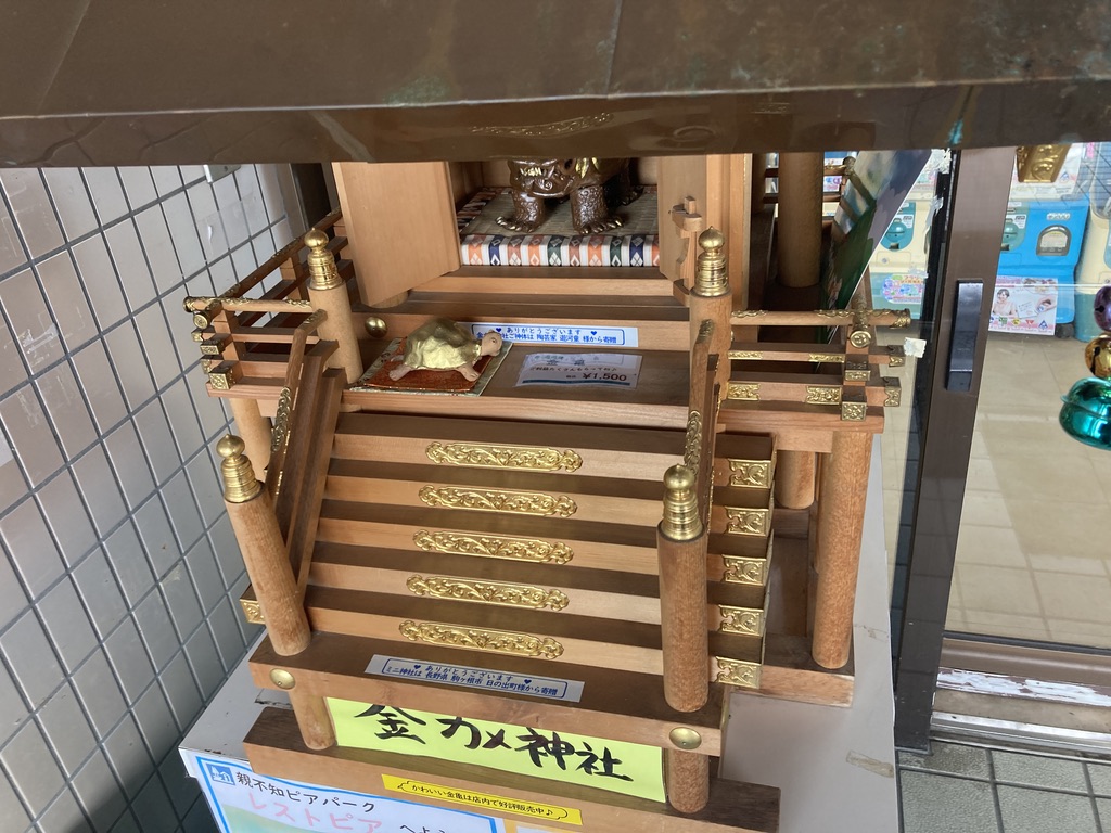金色の小さいお社で、「金カメ神社」と書かれています。