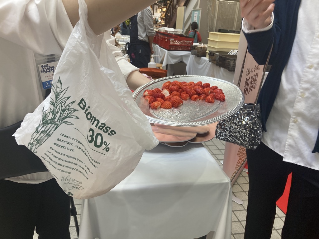 越後姫の試食の様子です。小さい越後姫が銀皿の半分ほど乗っています。