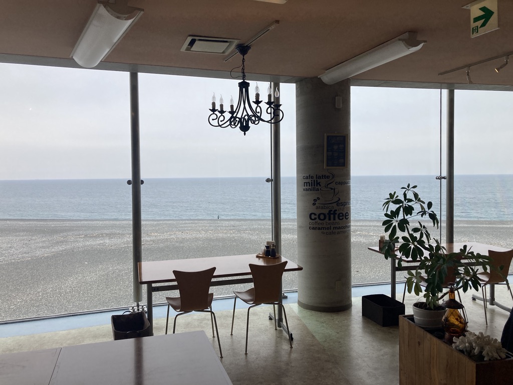 海が見えるように、二人用の座席が置いてあります。目の前は大きな窓で、日本海が広がっています。