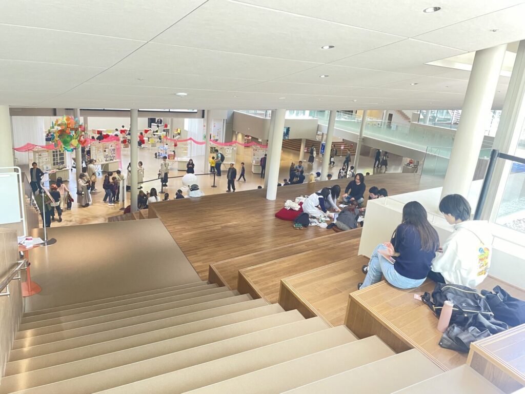 入り口を入ると階段