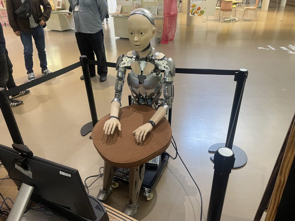 会場の様子を実況するアンドロイド