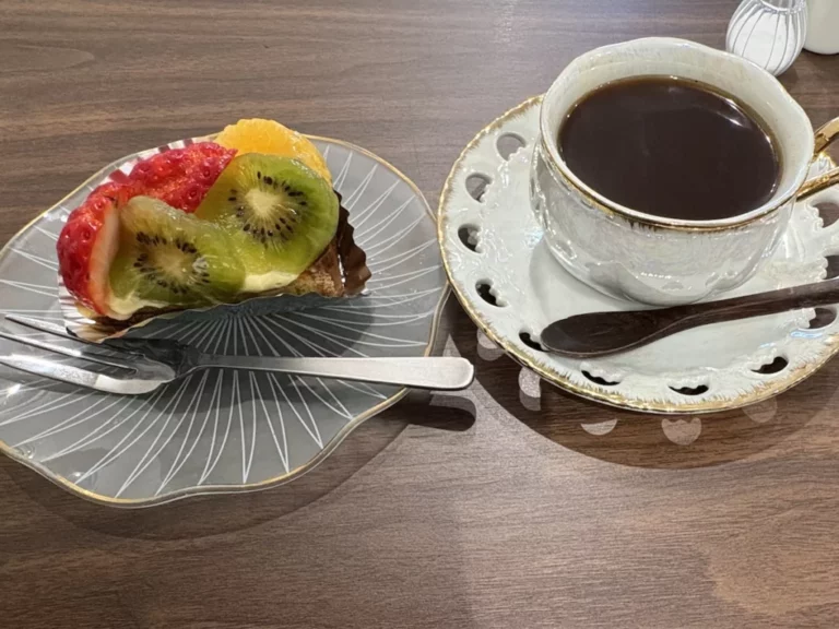 【cafe Roost（カフェ ルースト）】岩亀横丁で心を休める「止まり木」のカフェ｜横浜・戸部