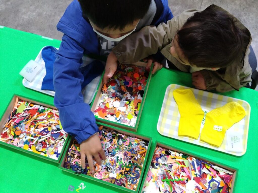 パーツ選びに夢中になる子供たち