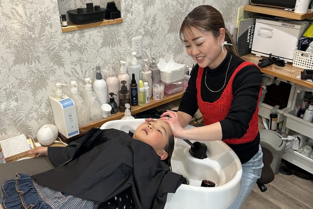 子どもにシャンプーをする髙野さん