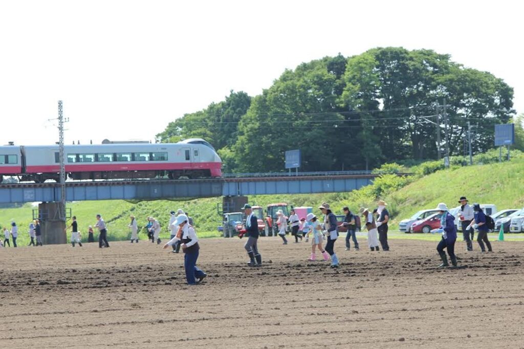 種まきする人と電車
