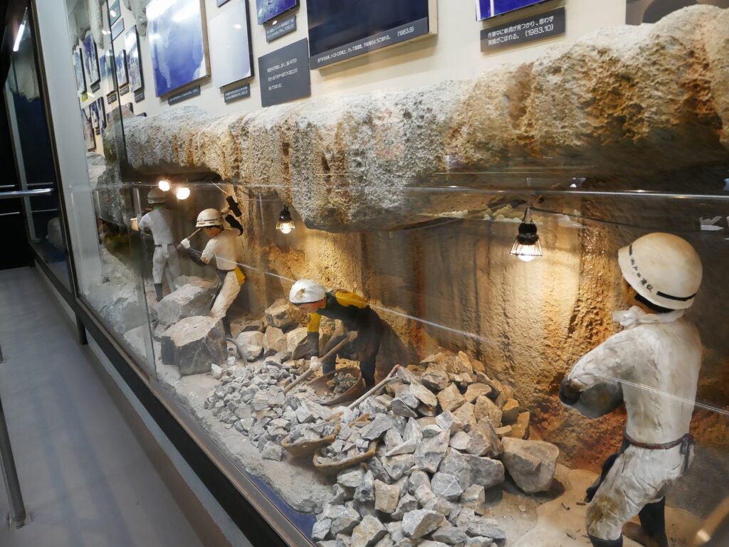 写真とジオラマによる「竜ヶ岩洞開発史」のコーナー