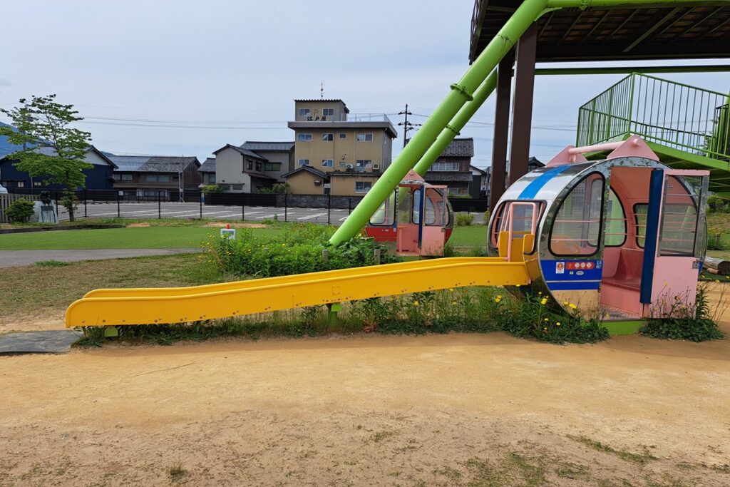 観覧車のカゴを使ったすべり台