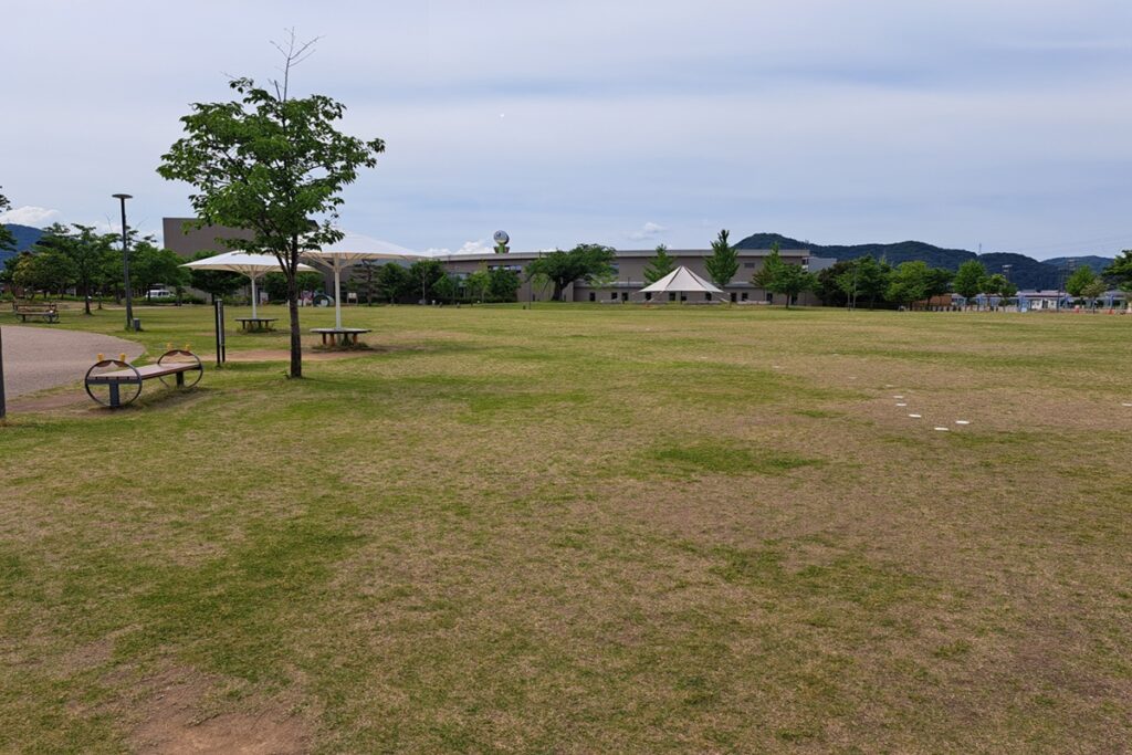 芝生広場