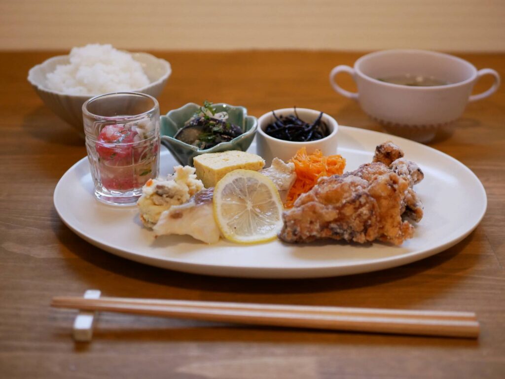 豪華なランチはこちら。おかずが9種類もあります