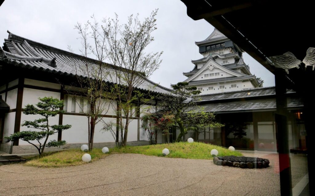 小倉城庭園（北九州・小倉）：過去最多の来場数を記録。インバウンドも増加中。ライトアップされる中庭