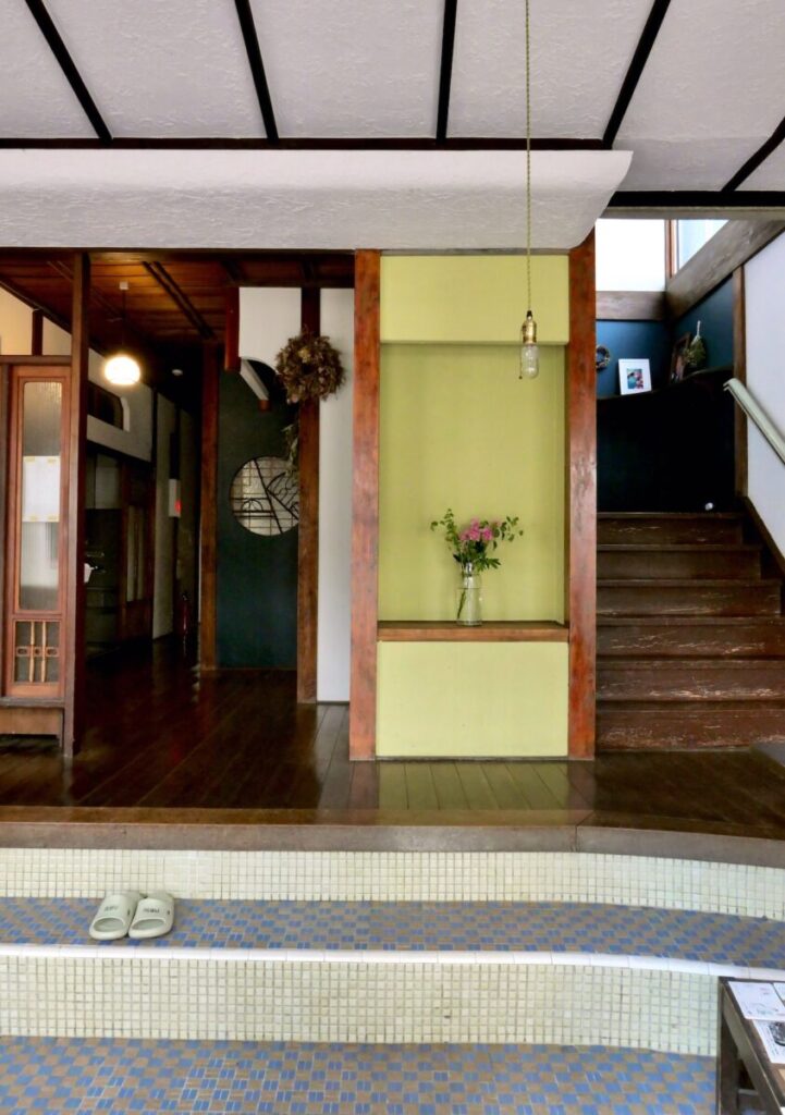 福岡県・門司港にある築70余年の元旅館をリノベした小さな宿、ゲストハウスPORTO（ポルト）