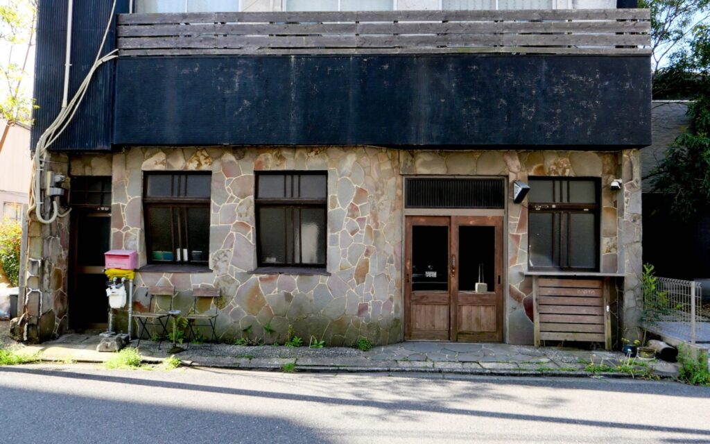 福岡県・門司港にある築70余年の元旅館をリノベした小さな宿、ゲストハウスPORTO（ポルト）