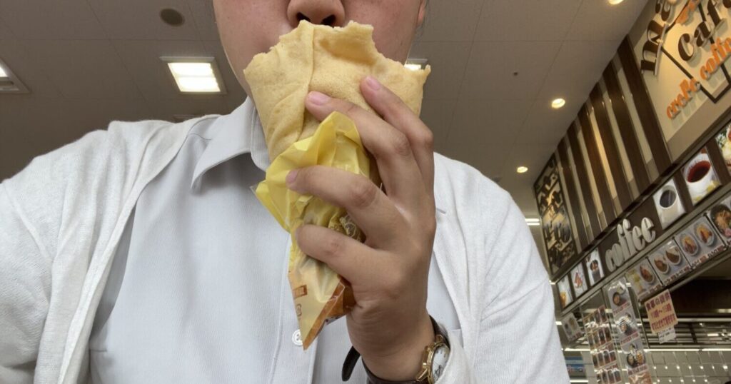 オムレツ　クレープ　食べている　がぶり　橋本　ご当地グルメ　はしもとオムレツ