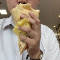 オムレツ　クレープ　食べている　がぶり　橋本　ご当地グルメ　はしもとオムレツ
