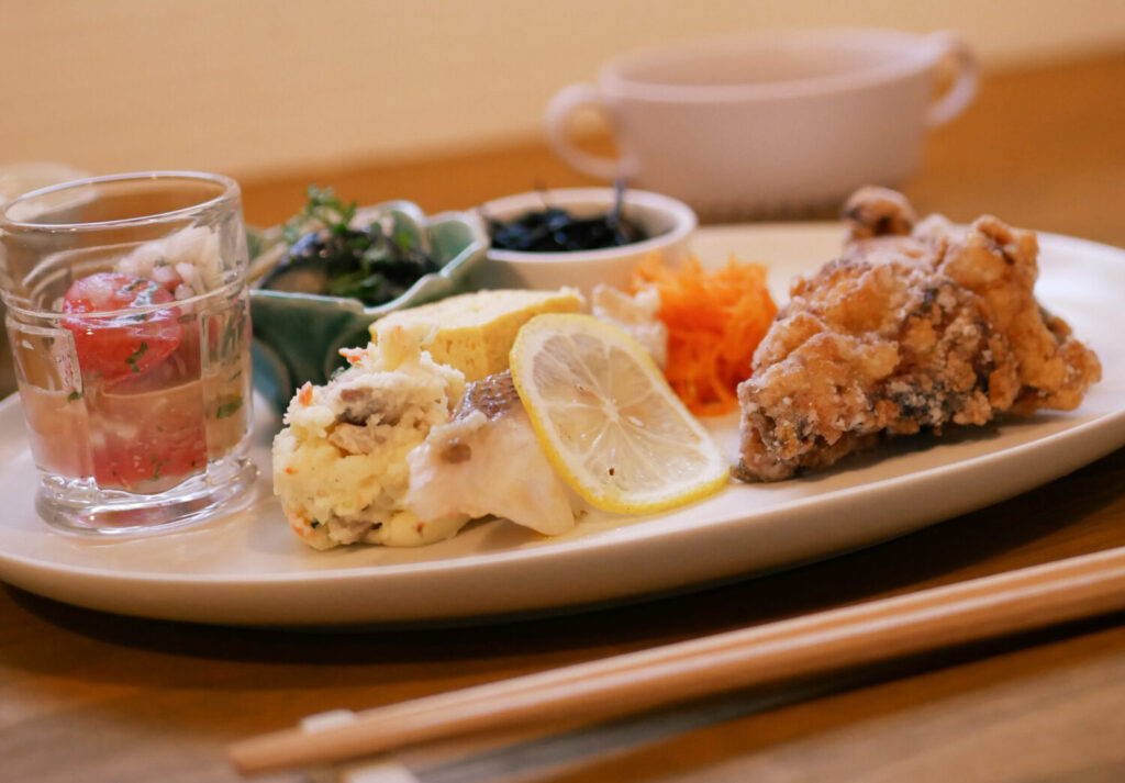 8種類ものこだわり副菜が並んだランチ