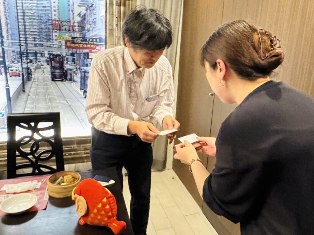 天日さんとnakaiさんが名刺交換