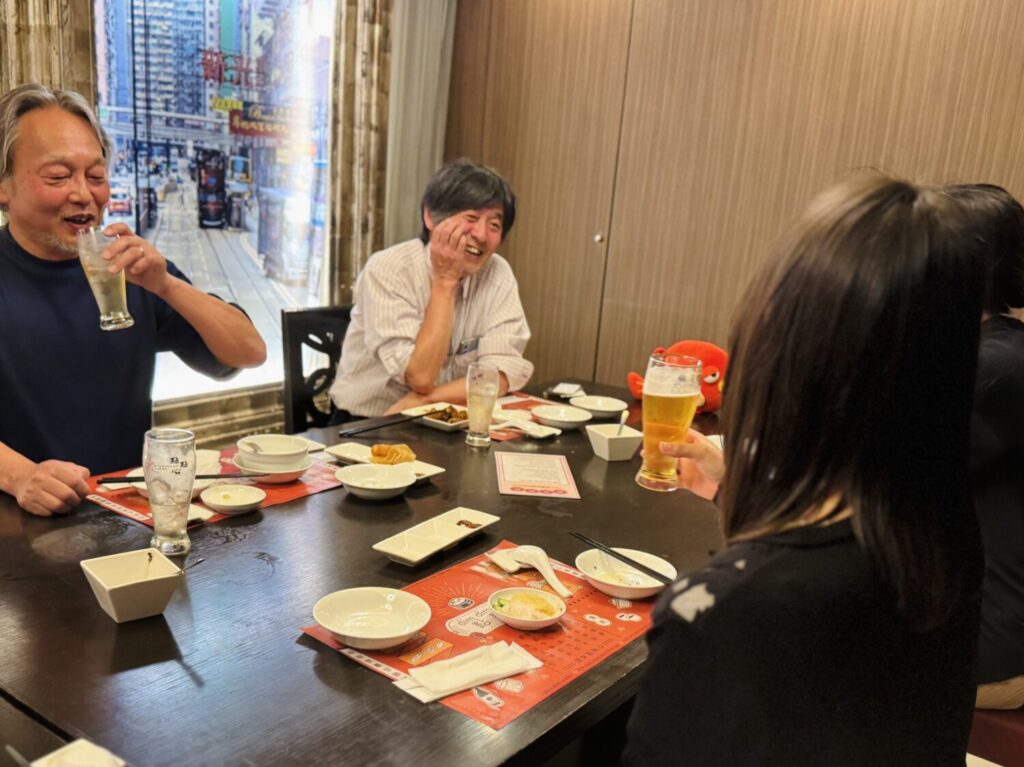 サポーター3人におざきさんも加わって談笑
