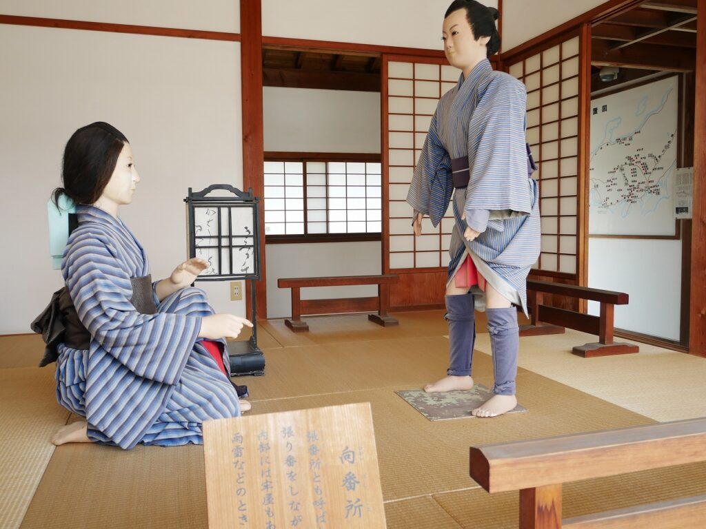 向番所内の女改め(改め婆は向かって左側の女性）