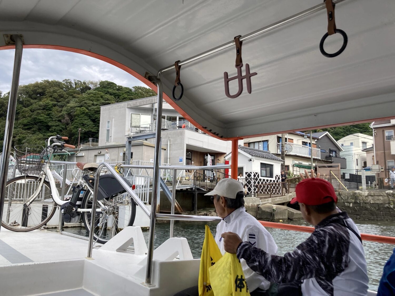東側の浦賀の渡しに到着