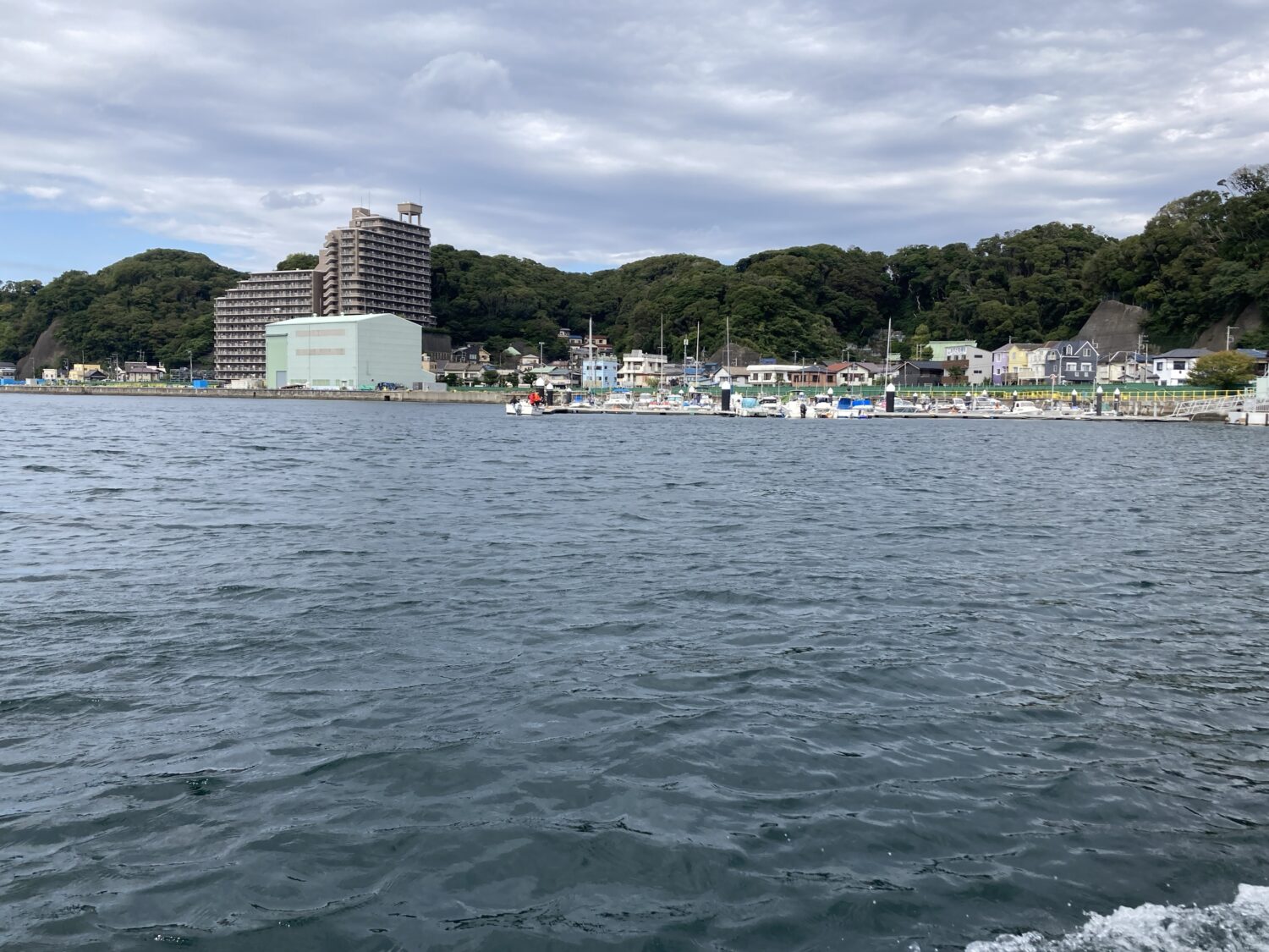 のんびり進むポンポン船
