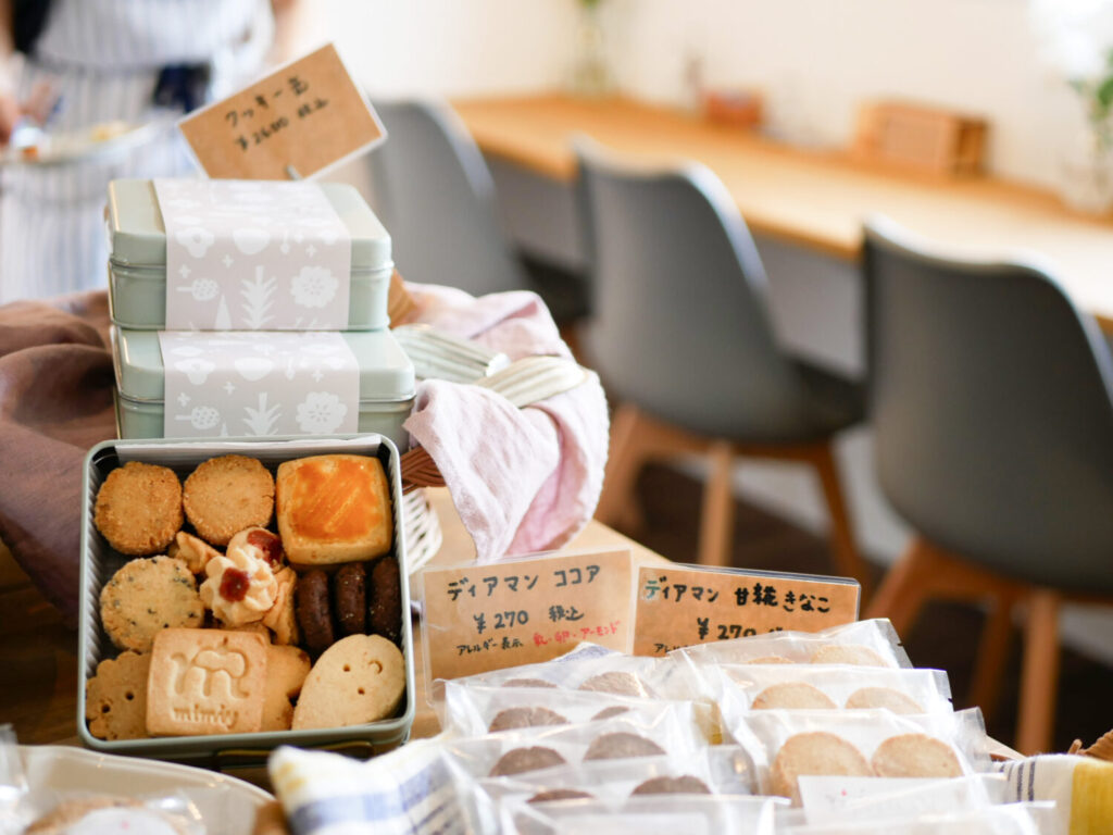 お土産にもおすすめのテイクアウト商品はこちら。クッキー缶や焼き菓子が並んでいます。