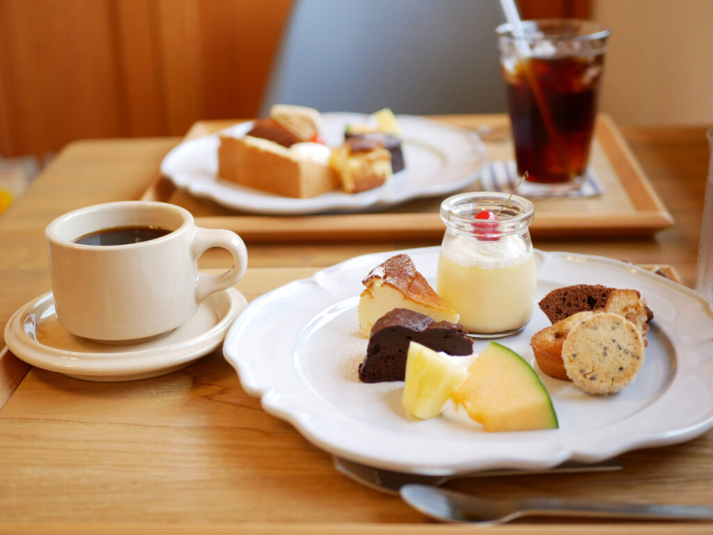 ケーキプレートとホットコーヒーのセット