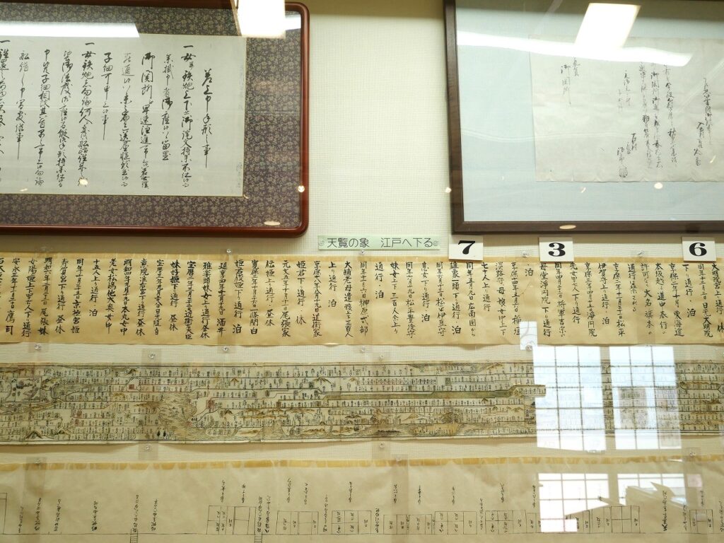 中央：享保14（1729）年に、京都から江戸へ下る天覧の象が気賀宿を通過した時の様子が書かれた巻物（象が通過した様子は7番の下に)
