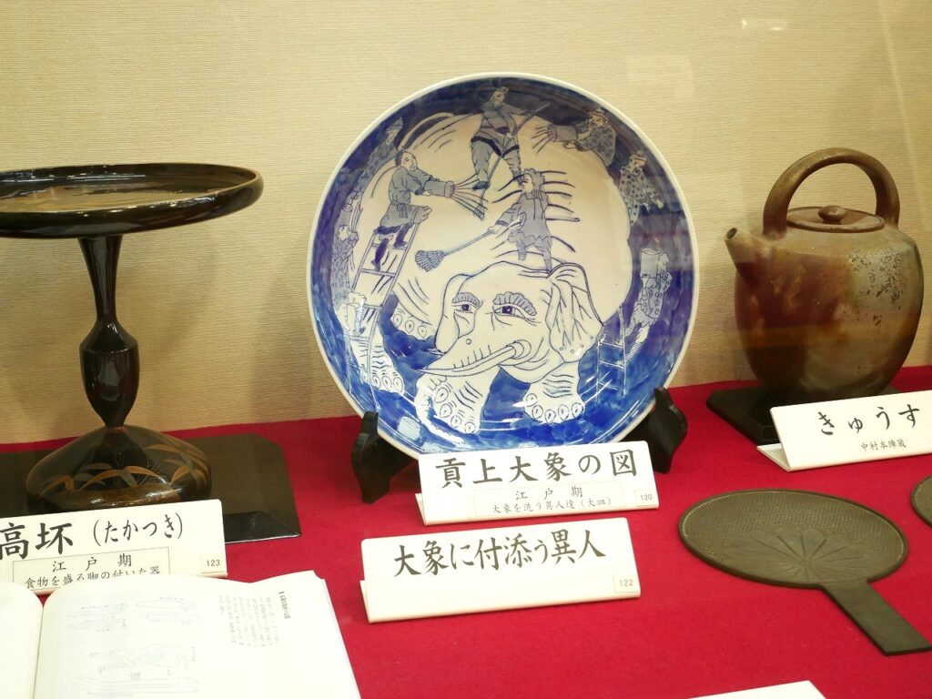 江戸時代に作られ大象を洗う異人たちが描かれた大皿（貢上大象の図）

