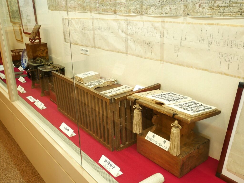 気賀宿で使用された帳場格子や大福帳、見台など
