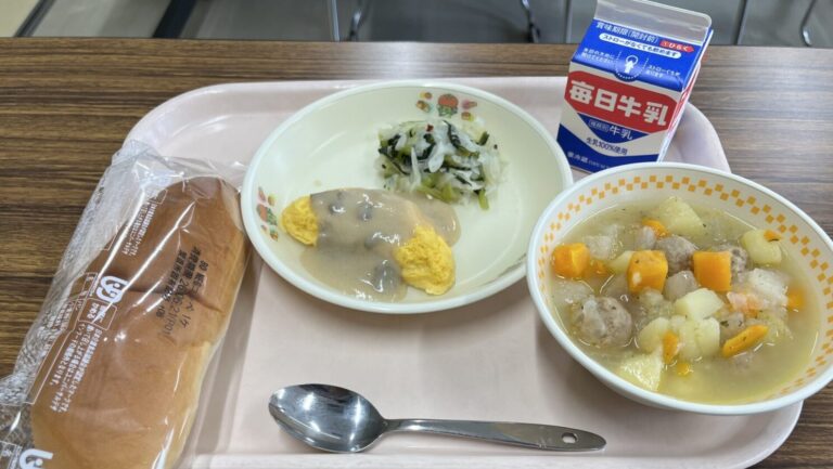 【はしもとオムレツ】が学校給食に。年に数回の「はしオム」で特産品をアピール｜橋本市学校給食センター