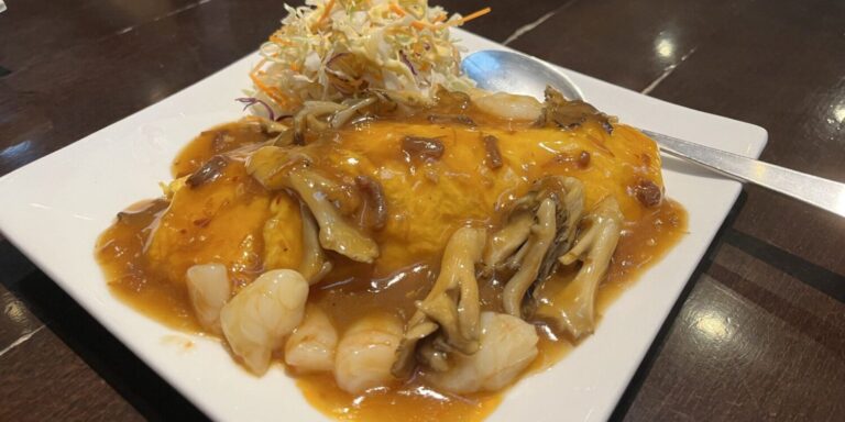 【はしもとオムレツ】中華料理店でオムレツ提供。趣味全開の自店で独自の世界観を実現する｜中華料理＋やきとり きりん