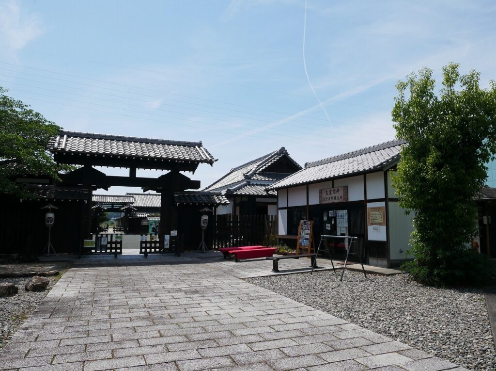 受付窓口や売店は右側の建物