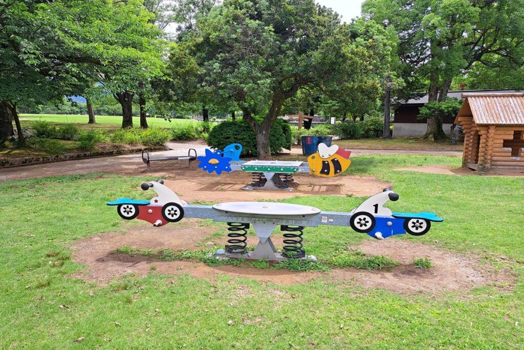 福井県総合グリーンセンターのふれあい広場にあるスプリング遊具