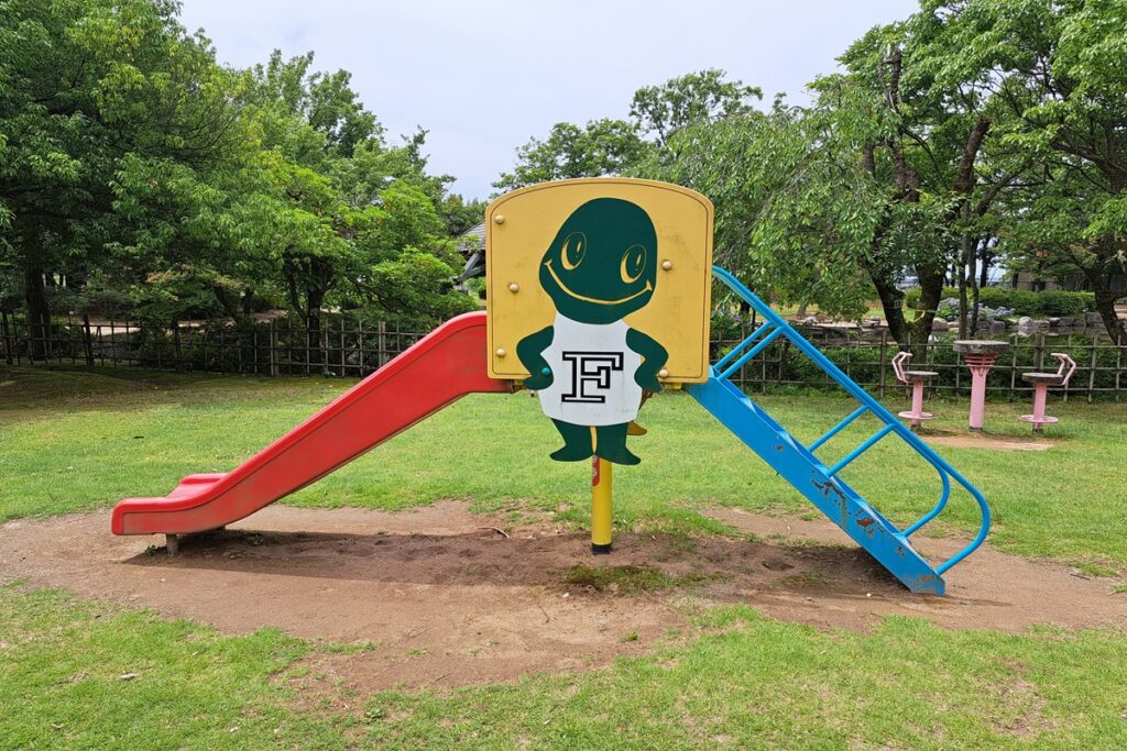 福井県総合グリーンセンターのふれあい広場にあるすべり台