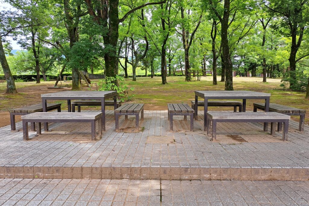 福井県総合グリーンセンターのふれあい広場にあるベンチ