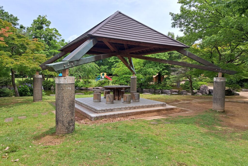 福井県総合グリーンセンターのミニボートのところにあるベンチ