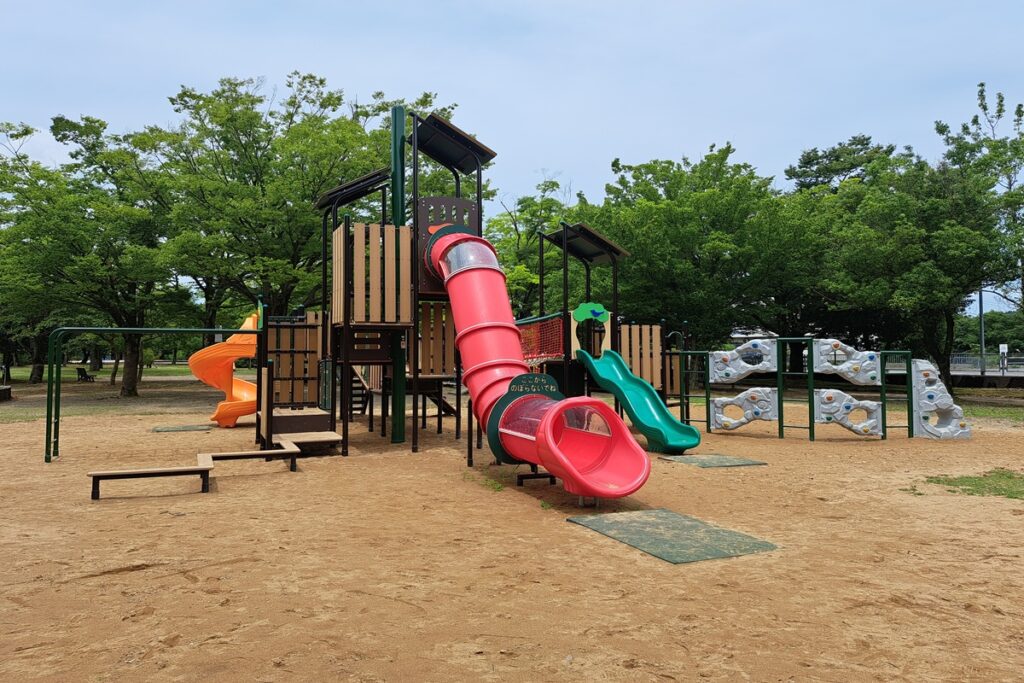 福井県総合グリーンセンターのわんぱくの森にあるリニューアルされた遊具