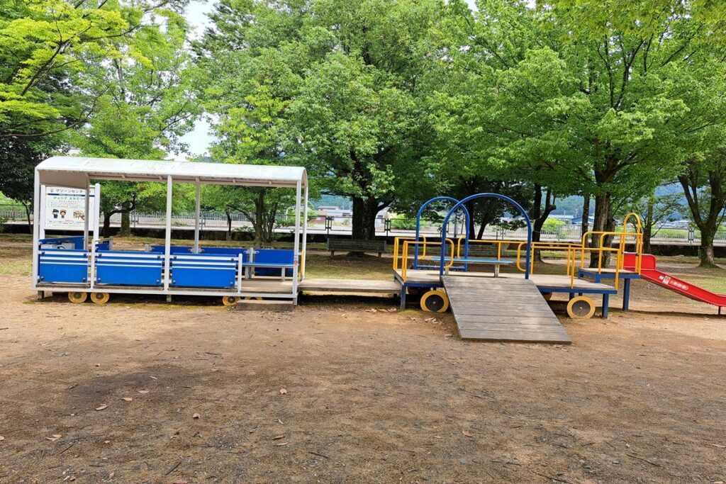 福井総合グリーンセンターのわんぱくの森の電車をイメージした遊具