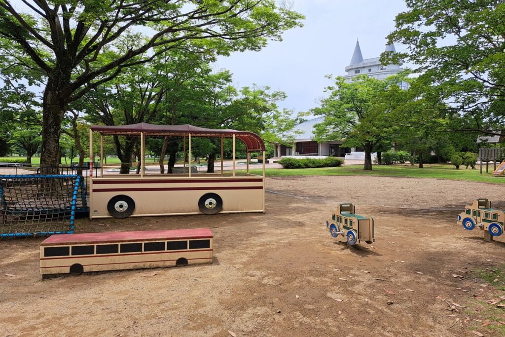 福井総合グリーンセンターのわんぱくの森のボスモチーフの遊具