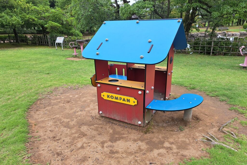 福井県総合グリーンセンターのふれあい広場にある家モチーフの遊具