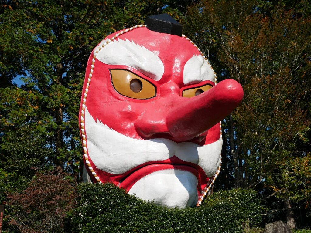 斜めから撮影した日本一の大天狗面