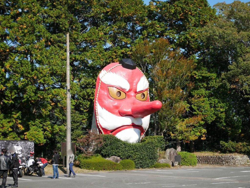 日本一の大天狗面とツーリング途中のライダーたち