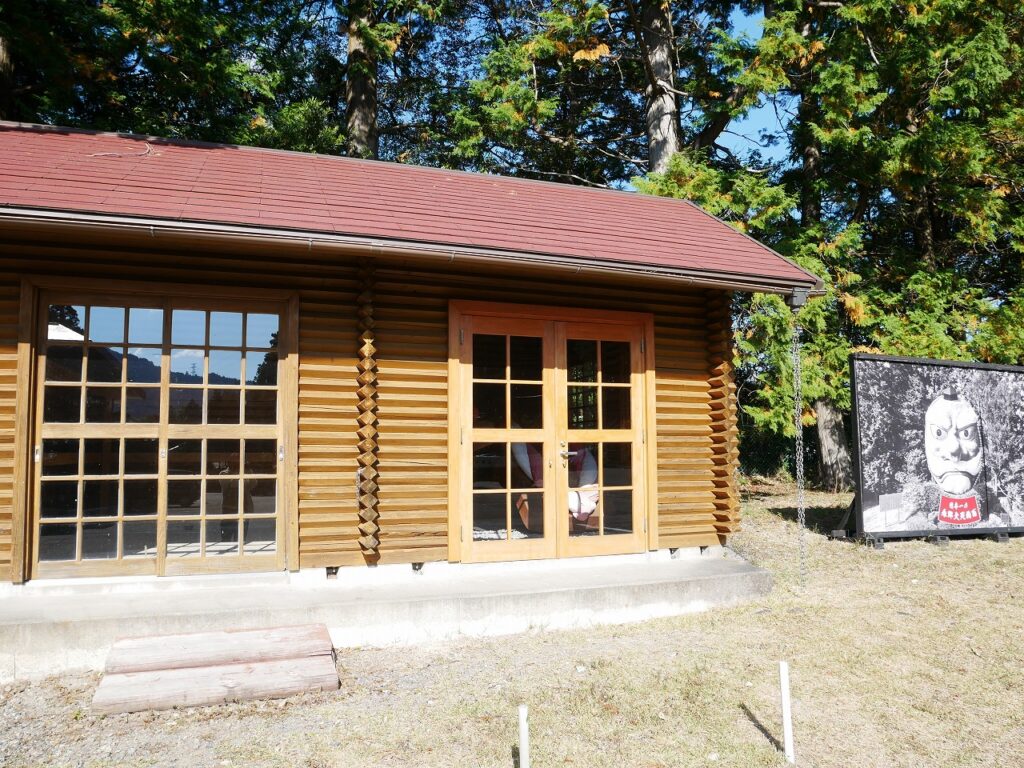 天狗の高下駄が展示されている隣接小屋