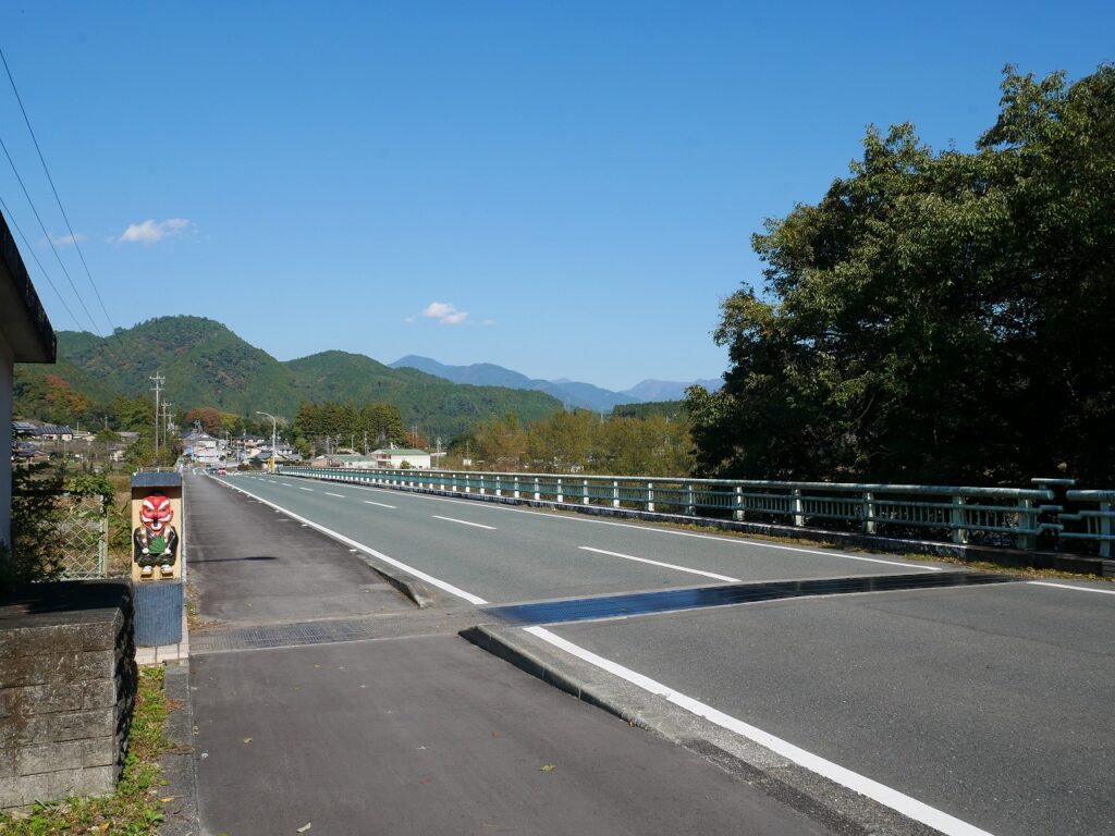 気田(けた)川にかかる宮川橋を春野町文化センター側から見たところ(向かって左側が下流)