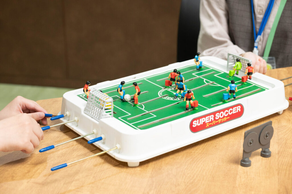 サッカーゲームをしていると自然と会話が弾む