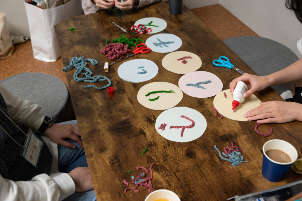 お茶を飲みながら、イベントのための作業を進める。作業をきっかけに話が始まった