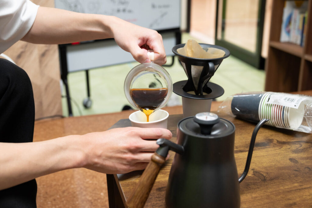 「コーヒーは僕が担当なんです！」とはにかみながら、スタッフのBさんがコーヒーを豆からていねいに挽き、ドリップしてくれた