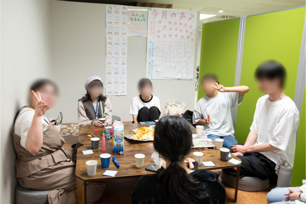 さまざまな若者が集まる。ボランティアスタッフ見習いのAさんは「同じくらいの年齢の人と話ができるのが魅力」と語った
