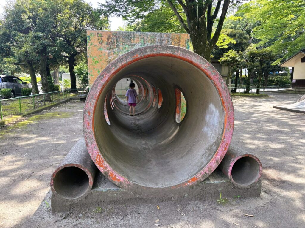 鑁阿寺敷地内の公園で遊ぶ子供